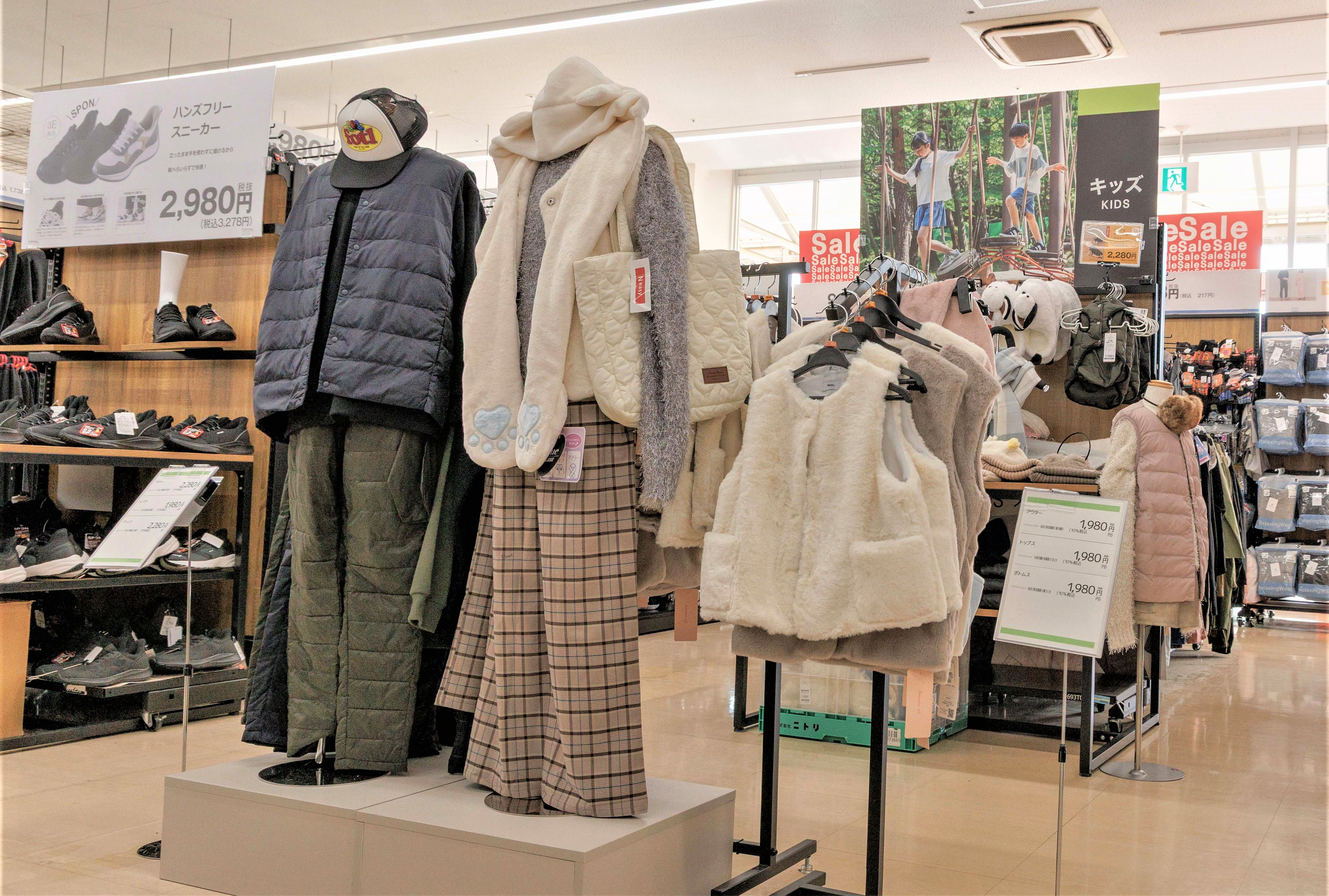 草加舎人店_売場写真