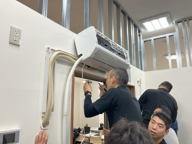 エアコン室内機設置を学ぶようす