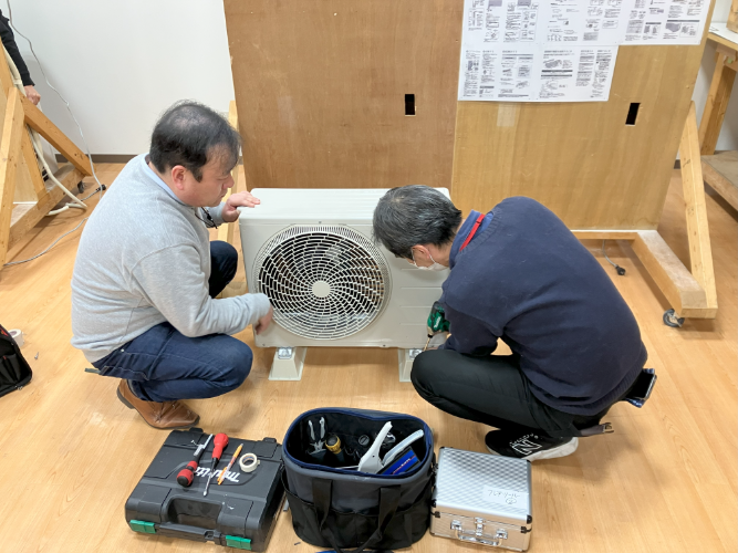 エアコン室外機設置を学ぶようす