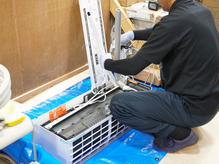 実機を用いたエアコン施工講習のようす