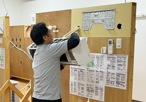 施工研修室で施工練習するようす